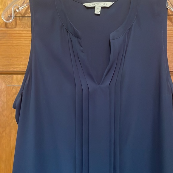 Beautiful sleeveless blouse. Navy with pleat details - Picture 3 of 4